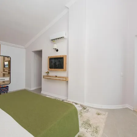 Kalkan Kalamar Plaji Denize Sifir Elana 1 *
